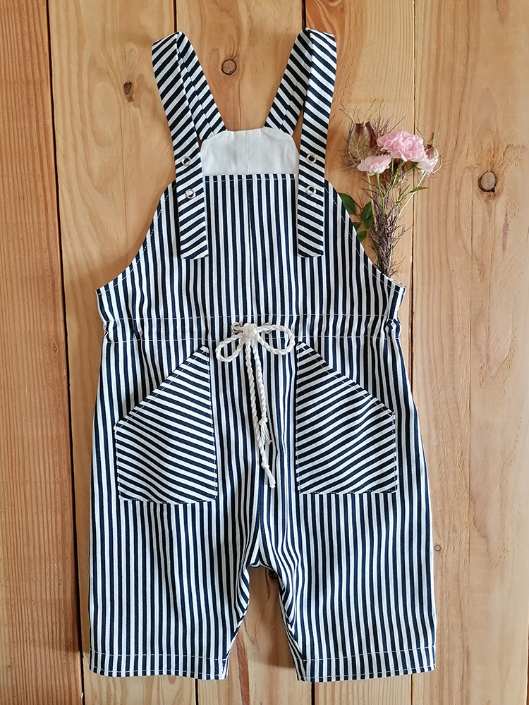 Kurze Latzhose mit aufgesetzten Taschen (unisex)