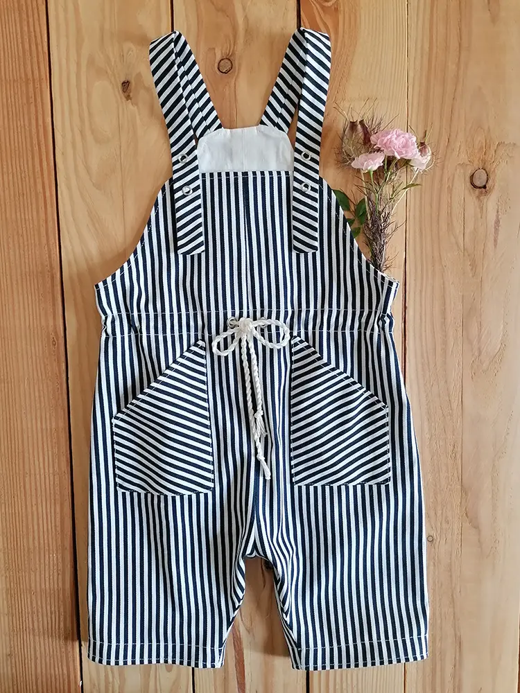 Kurze Latzhose mit aufgesetzten Taschen (unisex)